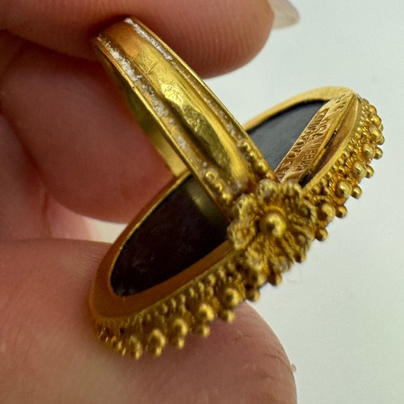 Ilias LaLaounis Sodalite Ring 18k Yellow Gold with an intricate filagree design - Picture 3 of 16